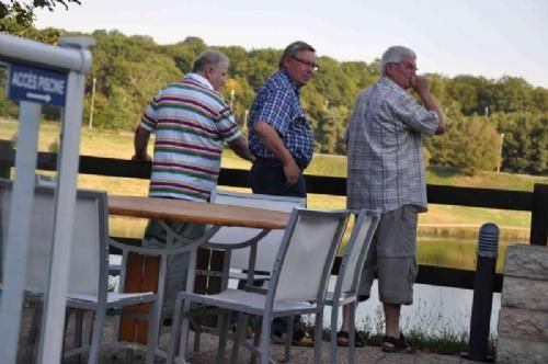 Stemningsbilleder 1 - Hotellet ligger flot lige ud til en sø. De tre herrer, Elmor, Jørgen og Niels nyder udsigten.