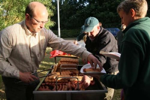 Stemningsbilleder 1 - Da alle dyr var på plads fik alle Limousinefolkene tid at nyde en Limouknækker. Ved grillen stod Ingolf Vinding og Thomas Klit.