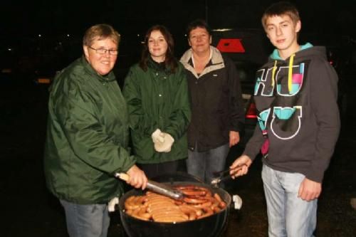 Stemningsbilleder 1 - Dorte Jensen havde taget initiativ til at grille Limousinepølser. Margit havde taget grill med. Fra venstre: Margit, Camilla, Dorte og Joachim.