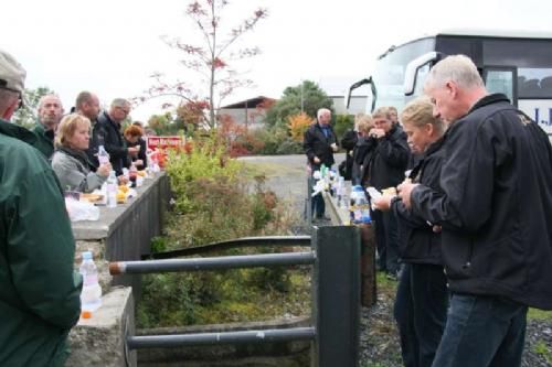 Stemningsbilleder 1 - Der var bestilt madpakker på hotellet. Her indtages de i det fri under hyggelig snak