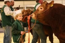 Stemningsbilleder 1 - En stolt Mille Boll-Kragelund, der stolt holder en af fars tyre