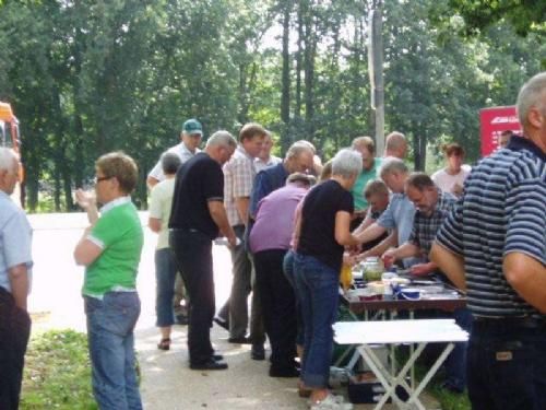 Stemningsbilleder 1 - Første dags busfrokost i Tyskland. Solen var bestilt til at dukke op lige til vores spisetid.
