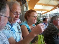 Stemningsbilleder 1 - Hans Kjeld, Tove og Ebbe følger interesserede med.