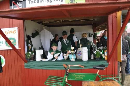 Stemningsbilleder - Magnus nød sejren i boden, sammen med en del andre limousinefolk. Boden var populær her i den kolde og blæsende ”sommer”, som var vendt tilbage efter en dejlig dag med sol.