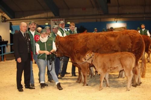 Stemningsbilleder 2 - Dommeren ville gerne fotograferes sammen med ejeren af Bedste Besætningsgruppe. En tankefuld fransk dommer, Robert Arroy, Søren Hedegaard Jensen samt hans to døtre Lea (forrest) og Sara (bagerst).