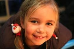 Stemningsbilleder - En julepige til dyrskue - Maja med med et par nisser i håret.