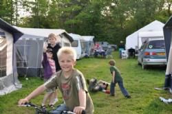 Stemningsbilleder - Ungerne nød også campinglivet. Her er forrest Anders på sin cykel.