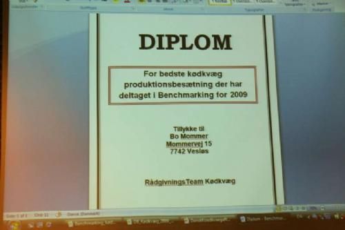 Stemningsbilleder - Der var dipolm til Bo Mommer, som dog ikke selv kunne være til stede. Ønsker du også at deltage i konkurrencen om at blive Årets Kødproducent kan du kontakte Per Splet, Landscentert i Skejby. Tillykke til Bo Mommer