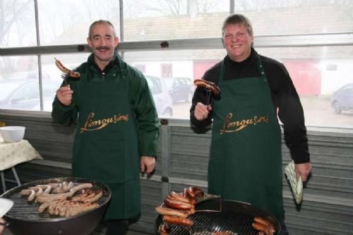 Stemningsbilleder - To raske gutter; Søren Hedegaard Jensen og Jan Winum Povlsen trådte i karakter som de perfekte grilmestre