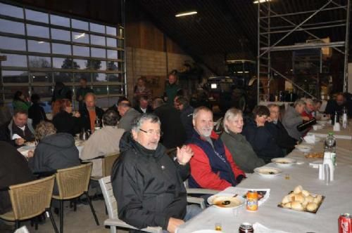 Stemningsbilleder - Søren og hans medhjælpere havde haft et stort arbejde med at stille op til os. Varm suppe og hjemmelavede pølser gjorde godt inden hjemturen