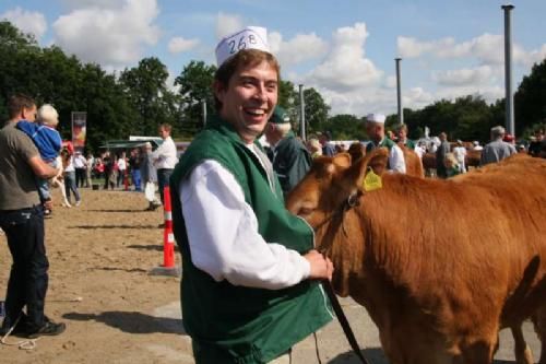 Stemningsbilleder - Charolais-avler Mads Bjerregård trak i Limousinevesten for at hjælpe Troels Andersen med at trække et par kvier i ringen - flot!