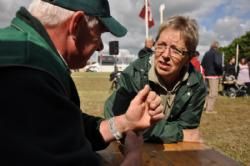 Stemningsbilleder - Ulla lytter mens Arne forklarer