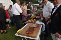 Stemningsbilleder - Så er der skåret kød. Lørdag aften-grillfest