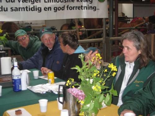 Stemningsbilleder - ....og det var noget der varmede med kaffe og hjemmebag på skuets sidste dag, som i øvrigt bød på regnvejr