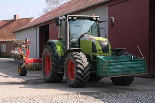 Stemningsbilleder - Traktoren venter udenfor klar til at Herluf atter kører i marken fortsætte forårsarbejdet