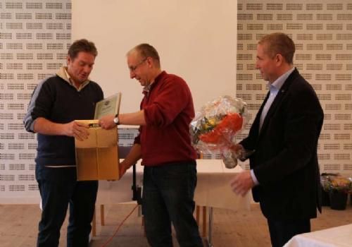 Stemningsbilleder - Der var i år diplom, vin og blomster til H. P. Jørgensen for årets bedste slagte-kviekalv