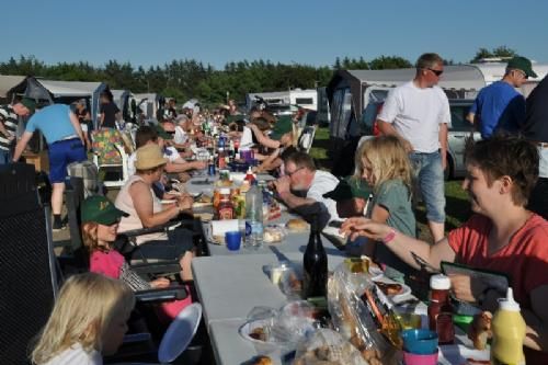 Stemningsbilleder - Torsdag aften grill, fællesspisning og hygge på campingpladsen. Bordet var næsten 50 meter langt!