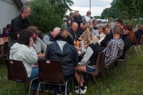 Stemningsbilleder - Onsdag aften - de sidste dyr og udstillere er ankommet, og humøret er højt. Limousineudstillerne samles til en omgang pølser og kartoffelsalat uden for stalden – Landskuet 2016 er begyndt