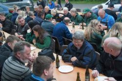 Stemningsbilleder - Her er det udstillerhygge onsdag aften med pølser og kartoffelsalat