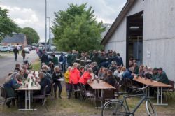 Stemningsbilleder - Snakken går lystigt både ved bordene og i pølsekøen.