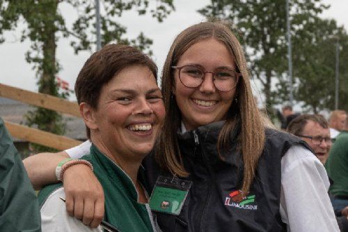 Stemningsbilleder - De store smil fremme hos mor og datter. Lene og Maja Black. Maja er med på flere af årets stemningsbilleder fra ringen, idet hun fungerede som hjælper for dommerne.