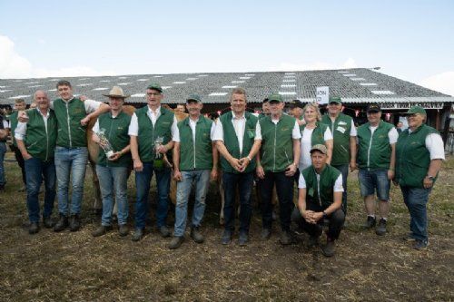 Stemningsbilleder - Alle udstillere fra region syd stillede op til fotografering sammen med den vindende gruppe af dyr.