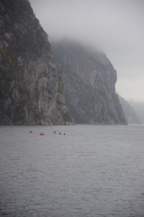 Studierejse Norge - Kajak roer under prædikestolen, det var desværre tåget så vi så ikke toppen