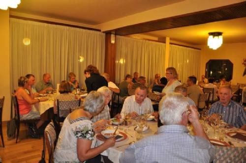 Studietur Italien - Tilbage på hotellet, hvor dagens indtryk blev fordøjet, og der blev serveret mad i bedste italiensk stil. Man skulle lige lære det, men hyggeligt var det!