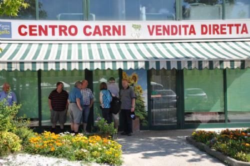 Studietur Italien - Fremme ved slagteriet, som er en del af CAF  (Cooperativa Agricola Firenzuola), som er et andelsselskab, som har specialiseret sig i behandling, opbevaring og markedsføring af landbrugsprodukter af høj kvalitet.