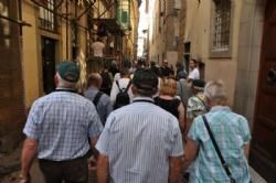 Studietur Italien - Mette leder os hjemmevant gennem Firenzes smalle gader.