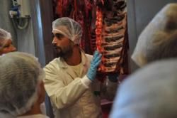 Studietur Italien - Slagtermester viser nogle af de flotte udskæringer af oksekød frem i kølerummet.