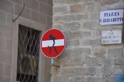 Studietur Italien - En Italiensk kunstner havde fundet på at pynte lidt på gadeskiltene..