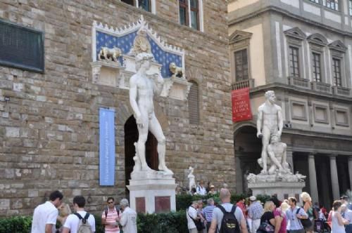 Studietur Italien - Davidfiguren af Michelangelo foran byens rådhus. En bibelsk heltefigur, som symboliserer forsvar for borgerrettighederne i byen. Davidfiguren skal iflg. kunstkendere have den perfekte mandekrop..