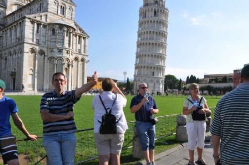 Studietur Italien - Sviptur til Pisa, hvor det skæve tårn sandt nok stod. Et meget turistagtigt sted, hvor gadesælgere og boder fandtes i hobetal.