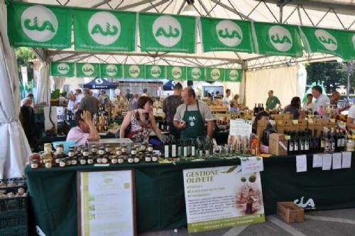 Studietur Italien - Produkter fra lokalområdet på dyrskuet i Firenze: olivenolie, vin honning, trøfler, ost og meget andet godt.