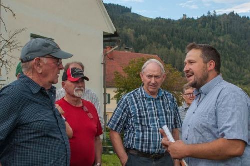 Studietur til Østrig - Gruppens rejseleder Aksel Goth (tv) er "på hårdt arbejde" med at oversætte de landbrugsfaglige udtryk