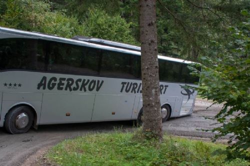 Studietur til Østrig - Så gik turen ad snoede bjergveje mod det næste besætningsbesøg - lige indtil bussen sad fast i et hårnålesving..! Jo, der var spænding på turen. Chaufføren fik bussen fri, og vi kom videre.