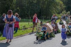 Studietur til Østrig - Først kommer børnene med deres pyntede legetøjstraktorer