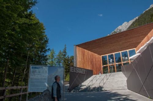 Studietur til Østrig - Flere bjerge samme dag - næste mål er Eisriesenwelt - dette er blot billetsalget…