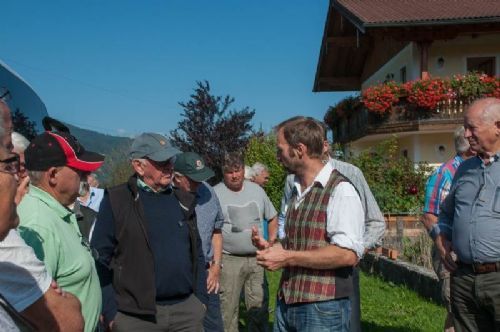 Studietur til Østrig - - Landmanden - med hvid skjorte og fin vest - fortæller om bedriften og de mange aktiviteter, som foregår