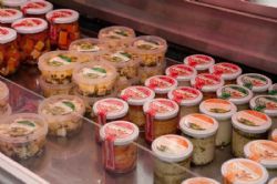 Studietur til Østrig - Udsnit af oste i køledisken i butikken