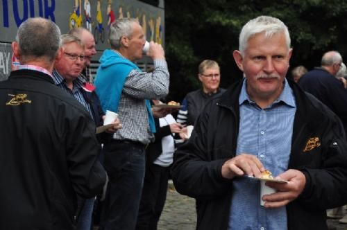 Studietur - Kaffe og kage ved bussen. Deltagerne havde bagt kager nok til at dække alle kaffepauserne på hele turen, endda med flere slags hver gang!