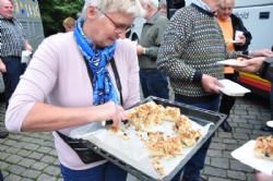 Studietur - Lillian havde bagt en lækker kage, hun deler ud af.