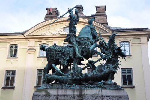 Studietur - Kong Chr. II lod en masse adelige og gejstlige svenskere henrette her på torvet i Stockholm i 1520 - Det Stockholmske blodbad. Her er opført en hævnstatue, hvor uhyret, der symboliserer dansken, bliver spiddet. Uha!