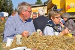 Studietur - Jørn og Karen Marie i solen spiser det..