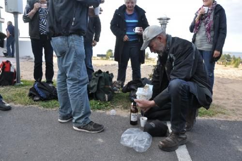 Studietur - Tilbage ved hotellets parkeringsplads er der tid til kaffe igen – denne gang irsk kaffe ”on the road”.