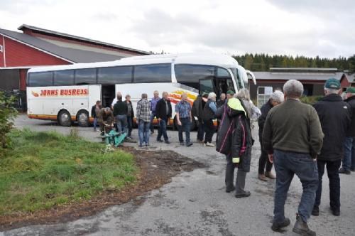 Studietur - Bussen har bragt os til næste besætningsbesøg hos en økologisk besætning med 90 køer.