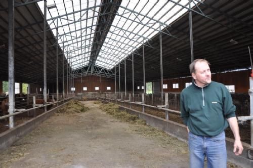 Studietur - Ny stald. Der gives tilskud til staldbygning fra EU og staten i Finland. Der skal være mindst 80 moderdyr i besætningen for at få tilskuddet, hvilket forklarer at mange besætninger har ca. 90 moderdyr &#9786;.