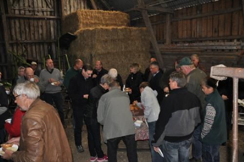 Sverigestur 2013 - Sverige byder Danskerne velkommen med morgenkaffe og rundstykker i stalden hos Kullen Limousin ved Eva og Håkan Bengtsson.