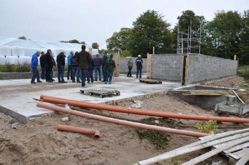 Sverigestur 2013 - Stalden bygges med 2 meter høj sokkel, hvorpå der planlægges placeret en rundbuehal.